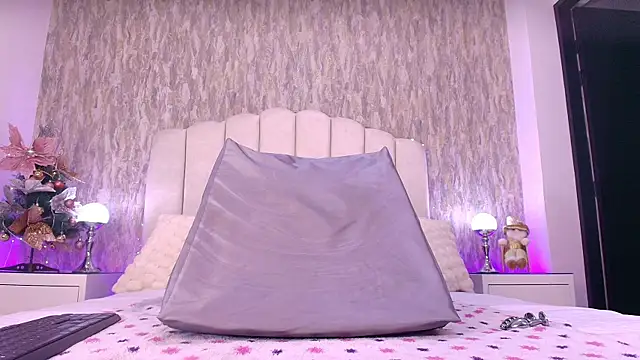 raven lilith  online show from December 17, 2025, 3:12 am