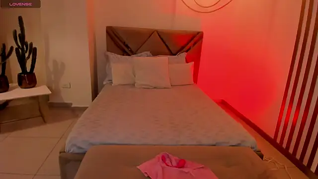 LindseyCox online show from October 7, 2025, 4:31 am