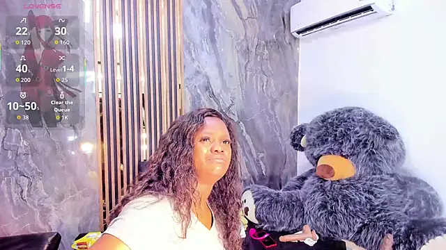 Snapshot of LauraSaenz01 chatting on October 26, 2025, 4:46 pm LauraSaenz01 online show from October 26, 2025, 4:46 pm