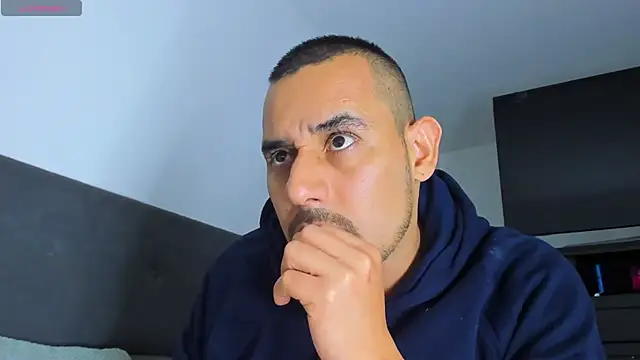 jhonyalzate2 online show from March 1, 2025, 11:37 pm