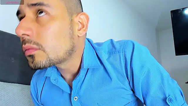 jhonyalzate2 online show from March 4, 2025, 11:22 pm