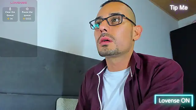 jhonyalzate2 online show from September 30, 2025, 3:33 am