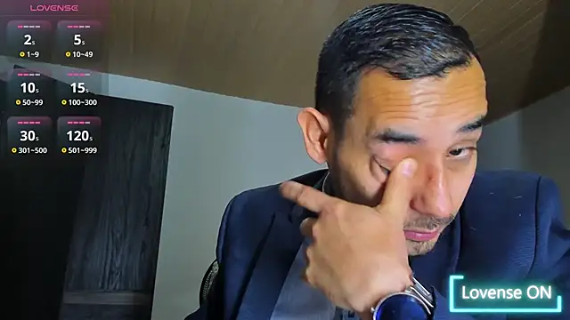 jhonyalzate2 online show from October 31, 2025, 3:40 am