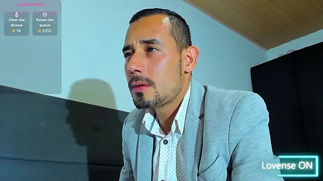 jhonyalzate2 online show from February 4, 2026, 2:39 am