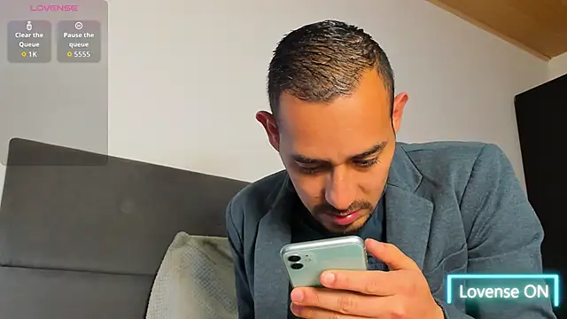 jhonyalzate2 online show from March 1, 2026, 1:51 am