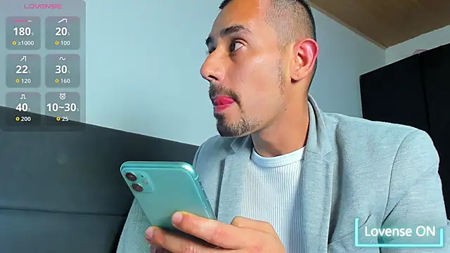 jhonyalzate2 online show from March 11, 2026, 4:07 am