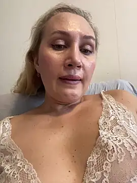 Snapshot of YourBlondee chatting on December 10, 2024, 5:39 am YourBlondee online show from December 10, 2024, 5:39 am