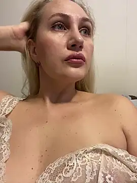 Snapshot of YourBlondee chatting on December 11, 2024, 2:30 am YourBlondee online show from December 11, 2024, 2:30 am