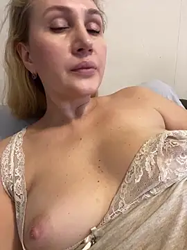 Snapshot of YourBlondee chatting on December 12, 2024, 5:20 am YourBlondee online show from December 12, 2024, 5:20 am