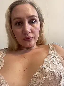 Snapshot of YourBlondee chatting on December 20, 2024, 6:40 am YourBlondee online show from December 20, 2024, 6:40 am