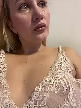 Snapshot of YourBlondee chatting on December 24, 2024, 2:54 am YourBlondee online show from December 24, 2024, 2:54 am