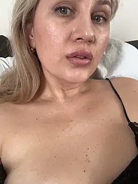 Snapshot of YourBlondee chatting on March 7, 2025, 6:24 am YourBlondee online show from March 7, 2025, 6:24 am