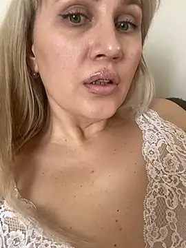 Snapshot of YourBlondee chatting on March 12, 2025, 7:13 am YourBlondee online show from March 12, 2025, 7:13 am