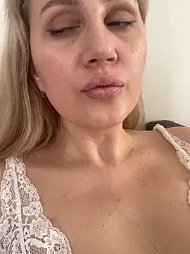 Snapshot of YourBlondee chatting on March 13, 2025, 6:48 am YourBlondee online show from March 13, 2025, 6:48 am