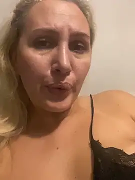 Snapshot of YourBlondee chatting on October 13, 2025, 11:43 am YourBlondee online show from October 13, 2025, 11:43 am