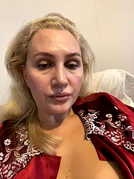 Snapshot of YourBlondee chatting on October 31, 2025, 2:23 am YourBlondee online show from October 31, 2025, 2:23 am