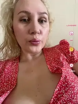 Snapshot of YourBlondee chatting on April 27, 2026, 3:37 am YourBlondee online show from April 27, 2026, 3:37 am