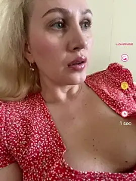Snapshot of YourBlondee chatting on May 5, 2026, 3:36 am YourBlondee online show from May 5, 2026, 3:36 am