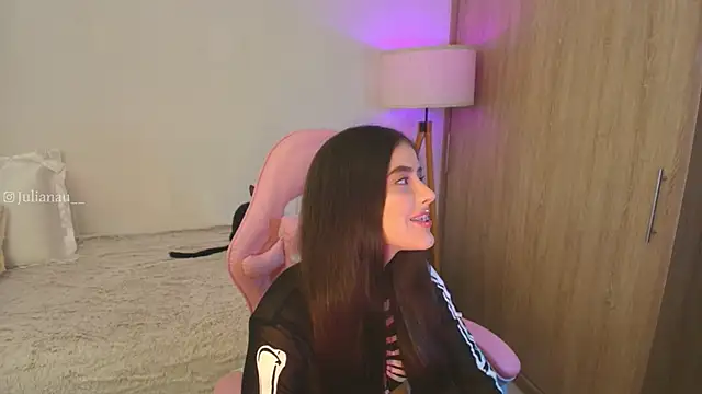 iriswest  online show from October 25, 2025, 12:07 am