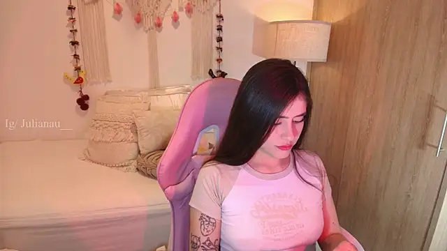 iriswest  online show from February 4, 2026, 11:42 pm