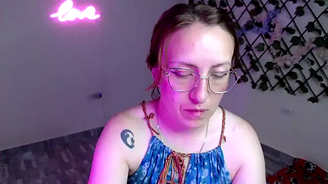 kittykalor09 online show from April 21, 2026, 12:44 pm