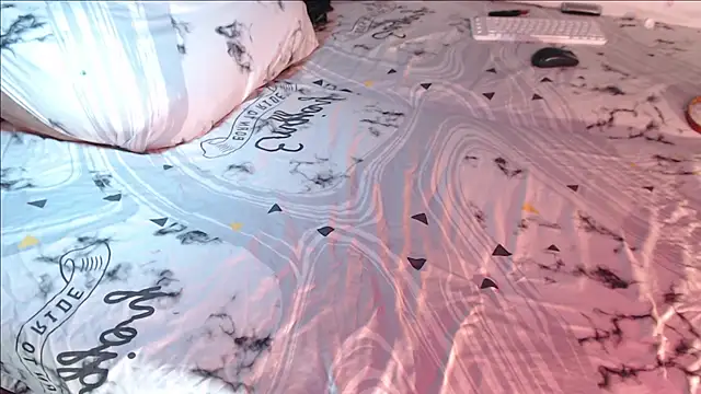 Snapshot of Q_T_pie chatting on December 17, 2024, 4:45 am Q T pie online show from December 17, 2024, 4:45 am