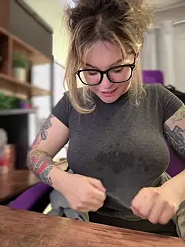 Snapshot of JennKenobi chatting on February 19, 2025, 9:14 pm JennKenobi online show from February 19, 2025, 9:14 pm