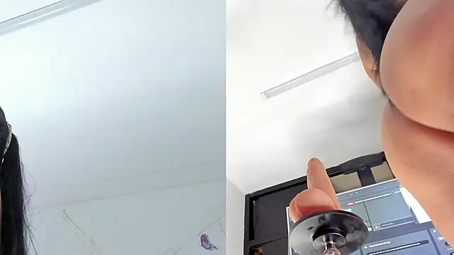 IsiisLovei online show from February 12, 2026, 3:18 pm