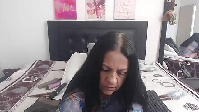 katiehotx online show from November 8, 2025, 7:34 pm