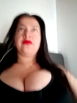 Snapshot of Cherry_1992 chatting on May 6, 2026, 11:37 am Cherry 1992 online show from May 6, 2026, 11:37 am