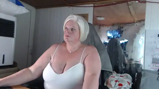 sexychazza16 online show from October 13, 2025, 6:41 pm