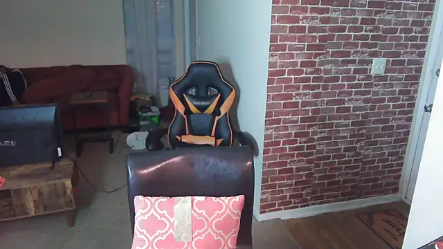 Snapshot of EntitledMistress chatting on December 18, 2024, 10:35 pm EntitledMistress online show from December 18, 2024, 10:35 pm