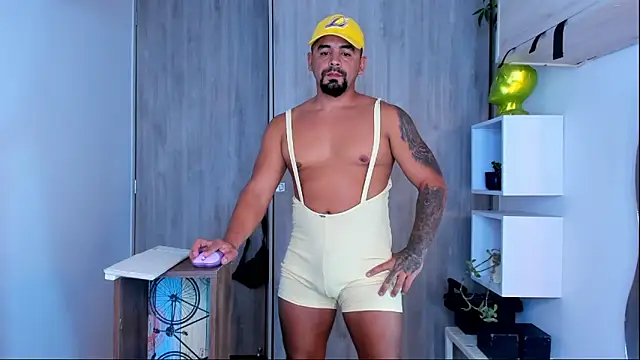 Snapshot of Ricardo_1998 chatting on February 10, 2025, 12:41 am Ricardo 1998 online show from February 10, 2025, 12:41 am