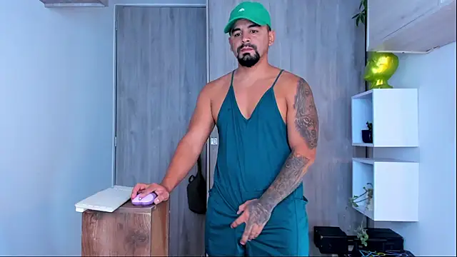 Snapshot of Ricardo_1998 chatting on February 14, 2025, 2:28 am Ricardo 1998 online show from February 14, 2025, 2:28 am