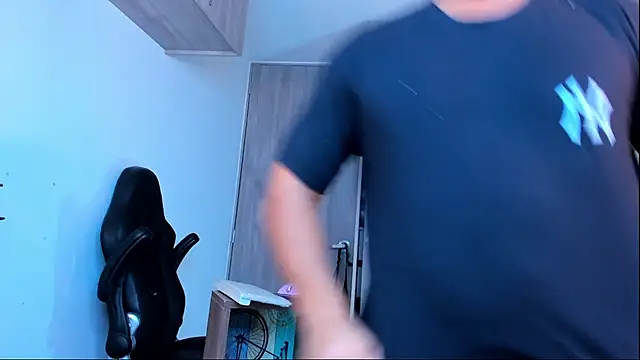 Snapshot of Ricardo_1998 chatting on February 24, 2025, 2:30 am Ricardo 1998 online show from February 24, 2025, 2:30 am