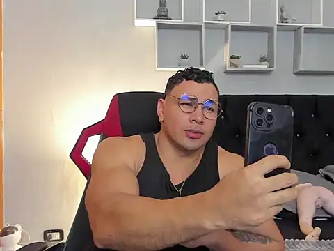 tyler hank01 online show from April 16, 2026, 1:39 am