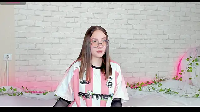 LinaKenny online show from November 12, 2025, 5:35 pm