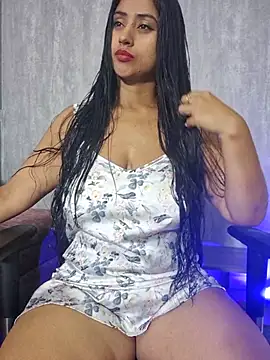 Snapshot of Valentinne_z chatting on October 17, 2025, 4:37 am Valentinne z online show from October 17, 2025, 4:37 am