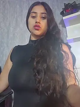 Snapshot of Valentinne_z chatting on October 24, 2025, 3:25 am Valentinne z online show from October 24, 2025, 3:25 am