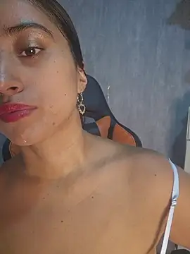 Snapshot of Valentinne_z chatting on October 25, 2025, 1:13 am Valentinne z online show from October 25, 2025, 1:13 am