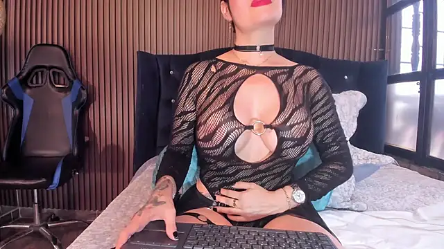 Snapshot of JuliaDawson_ chatting on October 8, 2025, 7:33 pm JuliaDawson online show from October 8, 2025, 7:33 pm