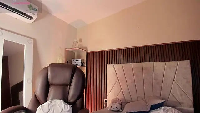  Niah  online show from September 15, 2025, 8:42 pm