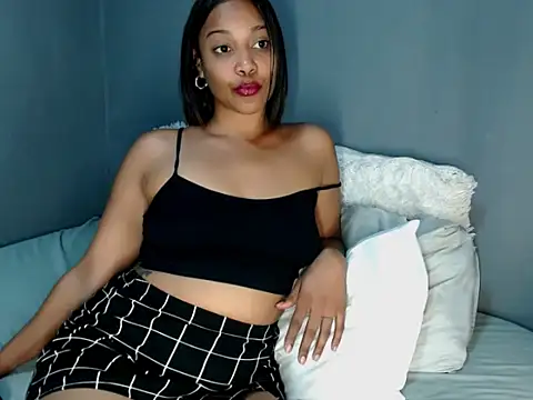 Snapshot of _MoniqueLovay_ chatting on October 12, 2025, 4:22 am MoniqueLovay online show from October 12, 2025, 4:22 am