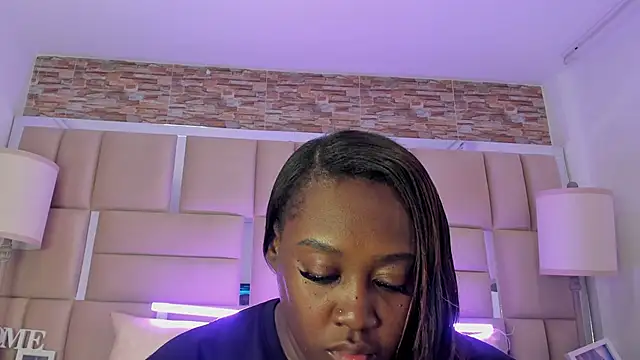 ShaniaBrownn online show from September 19, 2025, 7:47 pm