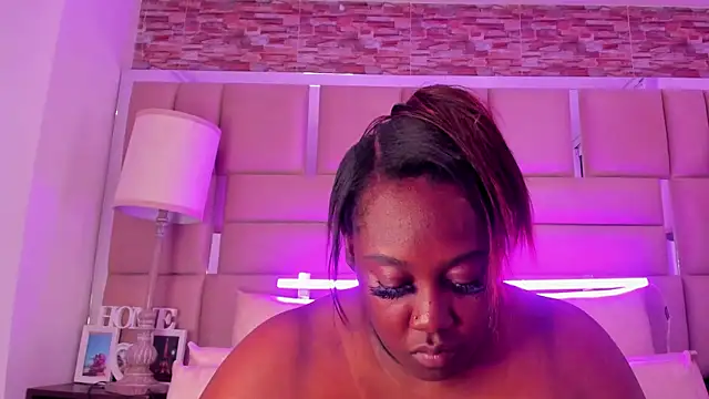 ShaniaBrownn online show from October 22, 2025, 7:46 pm