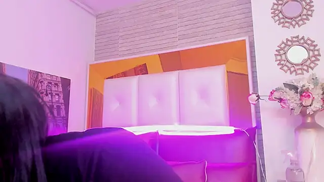 ShaniaBrownn online show from November 6, 2025, 7:37 pm