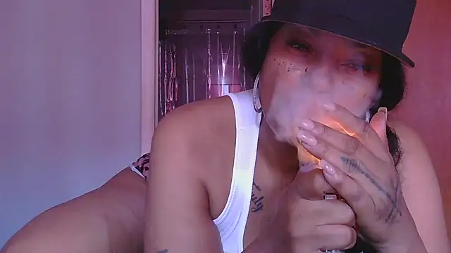 MSweetLindaParks online show from October 19, 2025, 3:34 pm