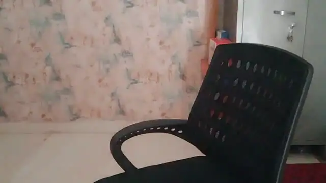 Snapshot of yoursnishaa chatting on March 9, 2026, 9:35 am yoursnishaa online show from March 9, 2026, 9:35 am