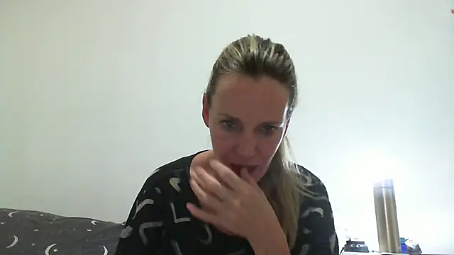 Snapshot of Annylove1 chatting on February 10, 2025, 12:41 am Annylove1 online show from February 10, 2025, 12:41 am