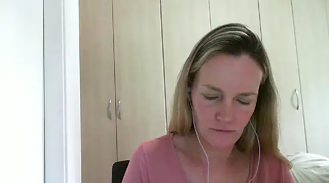 Snapshot of Annylove1 chatting on February 14, 2025, 4:20 pm Annylove1 online show from February 14, 2025, 4:20 pm